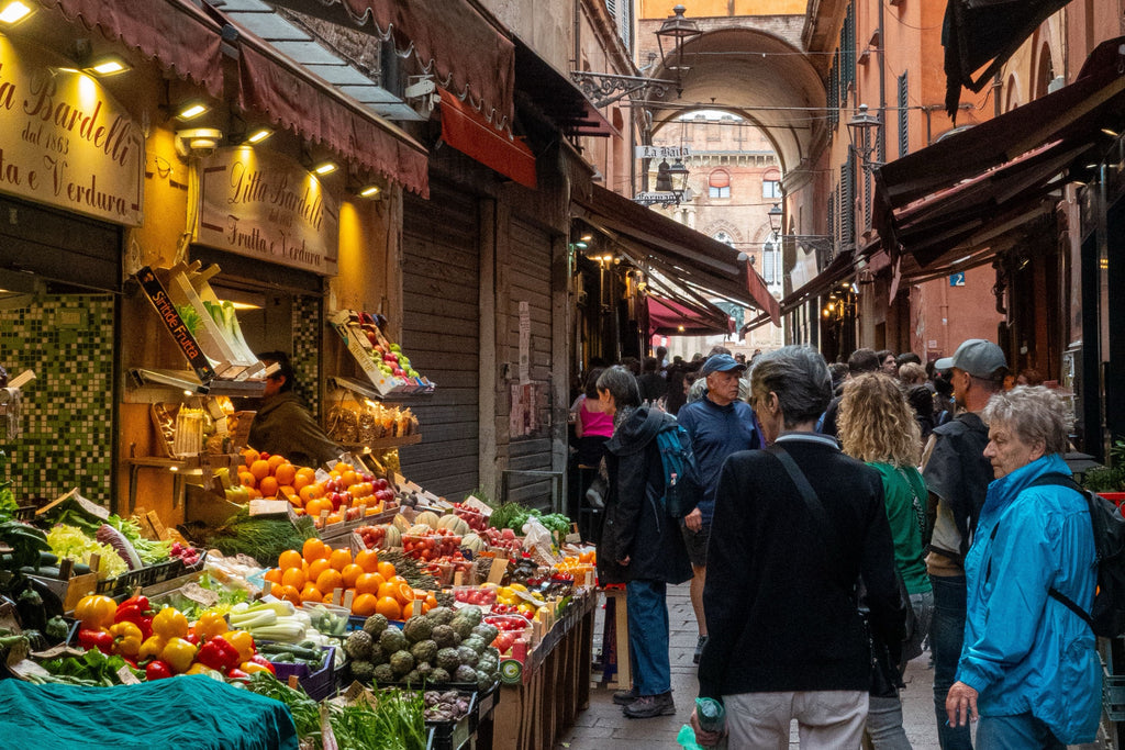Via Pescherie Vecchie, nel Quadrilatero di Bologna: i banchi di frutta e verdura del mercato