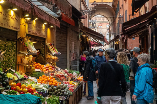 Via Pescherie Vecchie, nel Quadrilatero di Bologna: i banchi di frutta e verdura del mercato