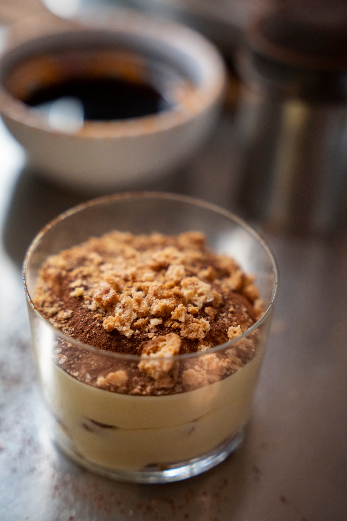 Il tiramisu nel bicchiere, col cacao e i biscotti sbriciolati sopra