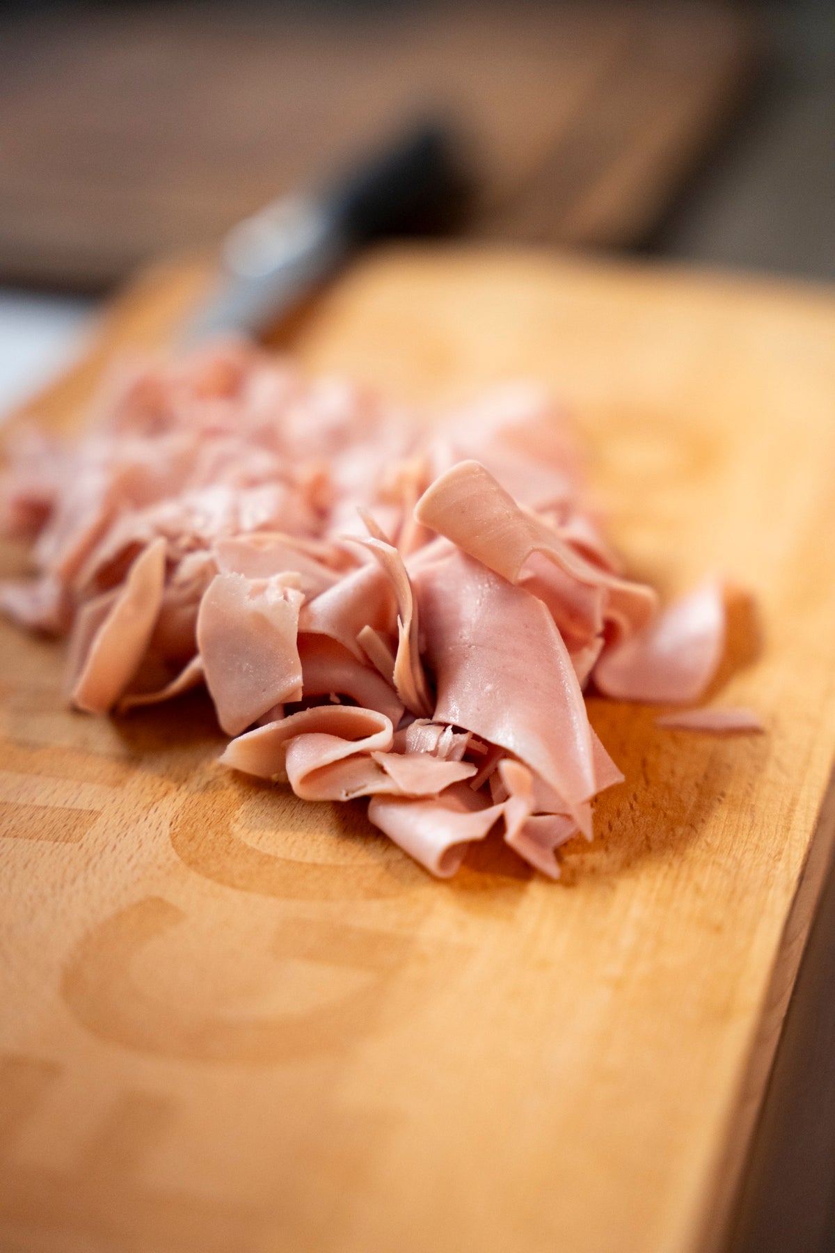 La mortadella di Bologna affettata sul tagliere, per il ripieno dei tortellini