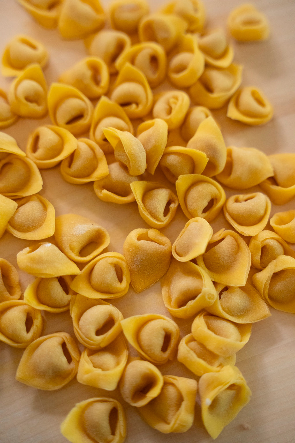 Tortellini fatti a mano appena chiusi, pronti da cuocere
