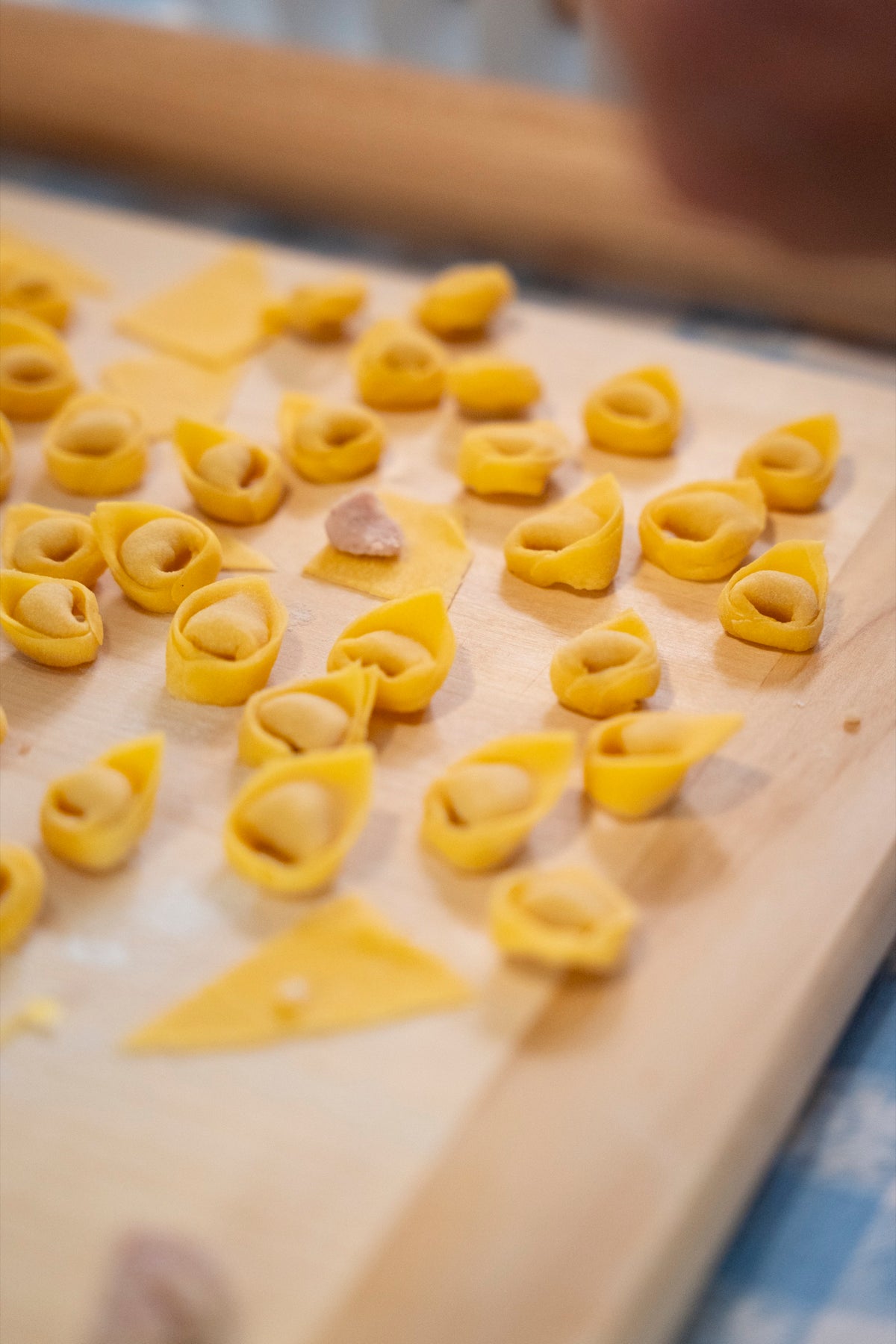 Tortellini in formazione sul tagliere, uno accanto all'altro