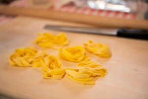 Corso di pasta fresca a mano a Bologna nella cucina di Paola