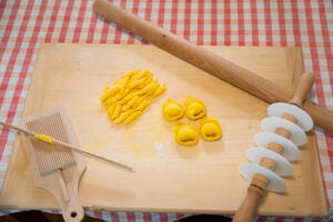 Pasta fresca fatta a mano: tagliatelle e tortelloni, Bologna